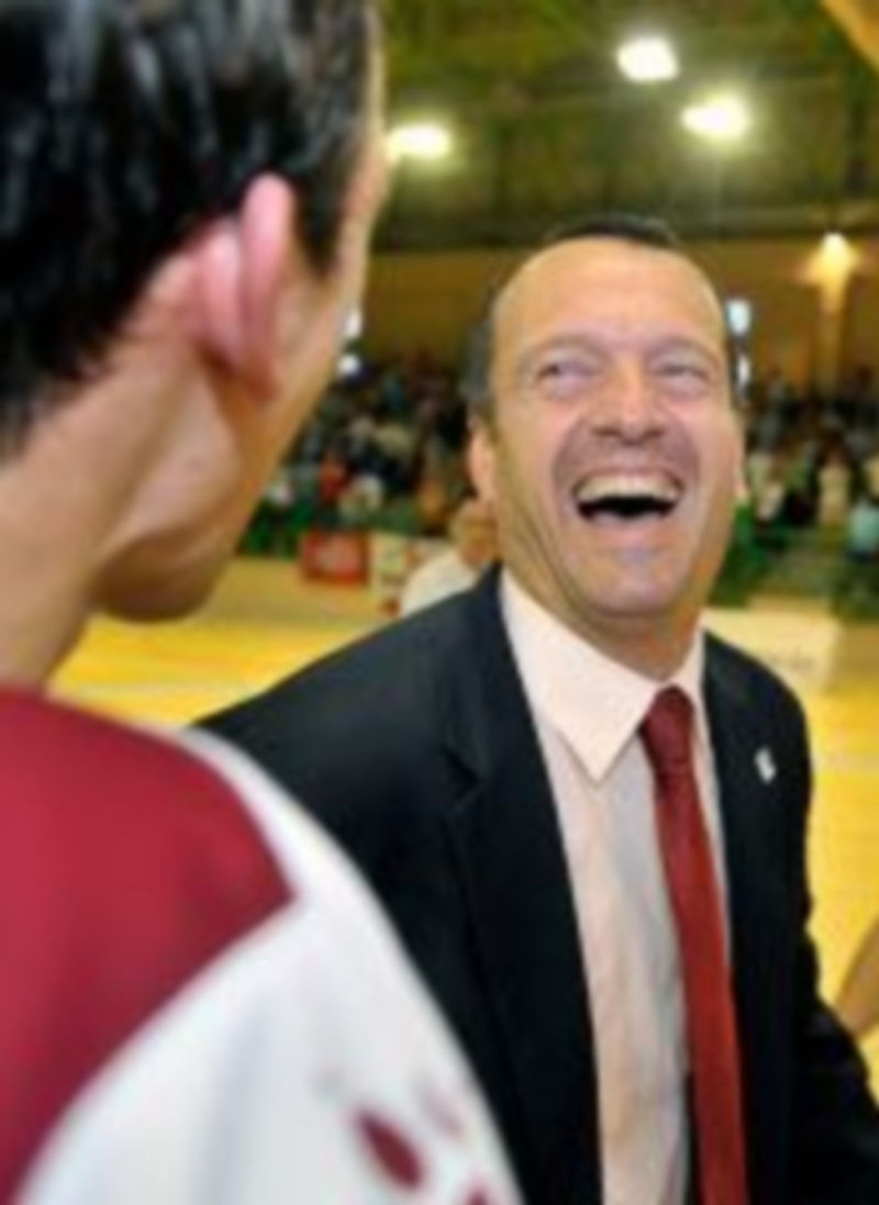 Jesús Velasco se ríe con Borja Blanco al final del partido. / Kamarero