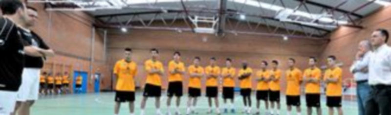 Los jugadores de la primera plantilla del Caja Segovia atienden a las palabras de su entrenador