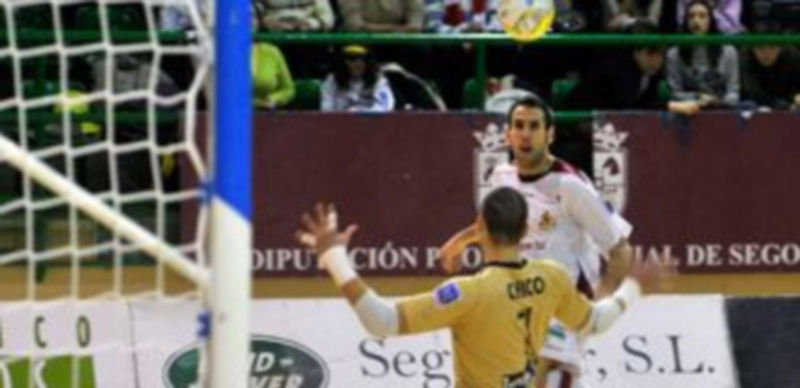 Fabián trata de elevar la pelota sobre Chico en una acción ofensiva del Caja Segovia que terminó en nada. / Kamarero.