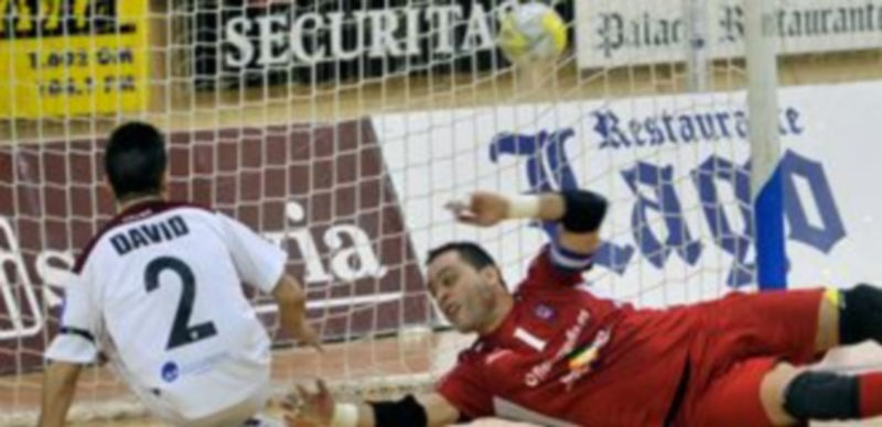 David marcó de esta manera el empate a cinco que abrió el camino de la remontada para el Caja Segovia. / Kamarero