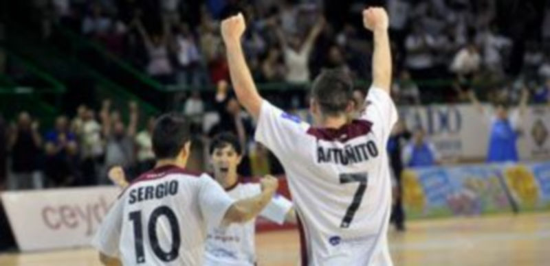 Murga espera exultante la llegada de Sergio tras la consecución de uno de los goles del Caja Segovia para abrazarse con su compañero. / Kamarero