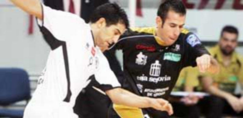 Fabián intenta que el jugador del Carnicer no progrese en su ataque. / Enrique Serrano