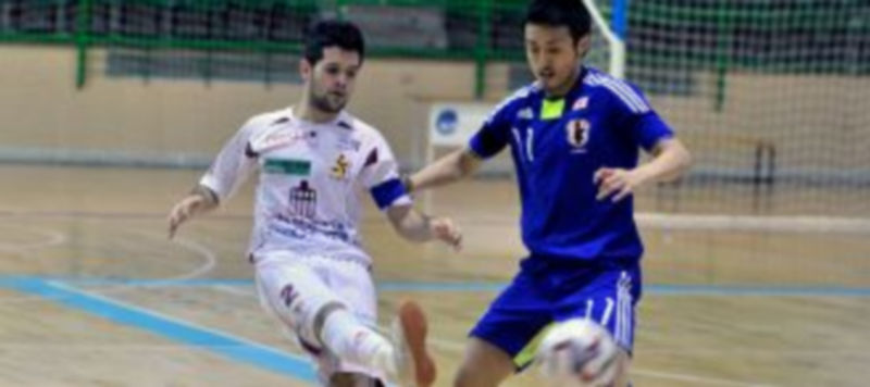 David realiza un pase ante la presión de su ex-compañero del Caja