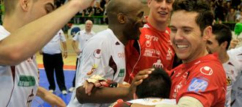 Cidao celebra con sus compañeros el pase a la final de la Liga en el Pedro Delgado. / Kamarero