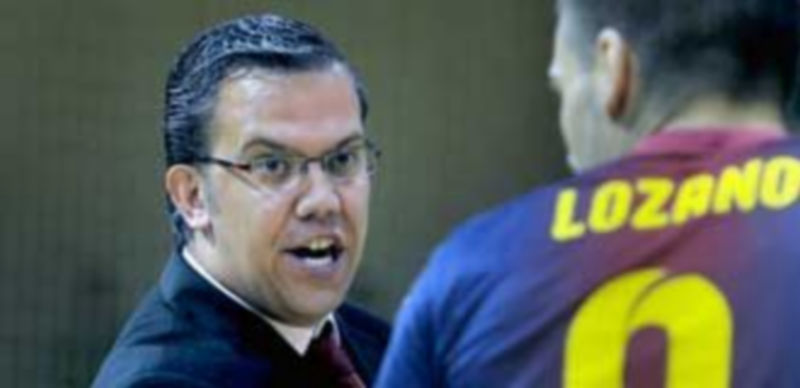 David Madrid habla con Lozano durante un momento del partido frente al Barcelona en el Pedro Delgado. / Juan Martín