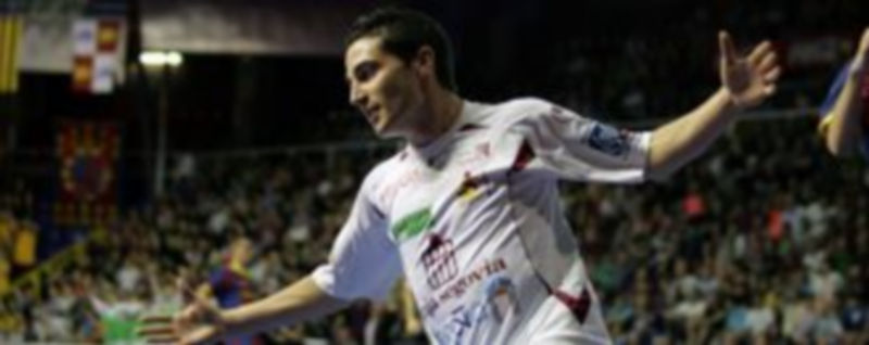 Borja abre los brazos durante la celebración de su gol