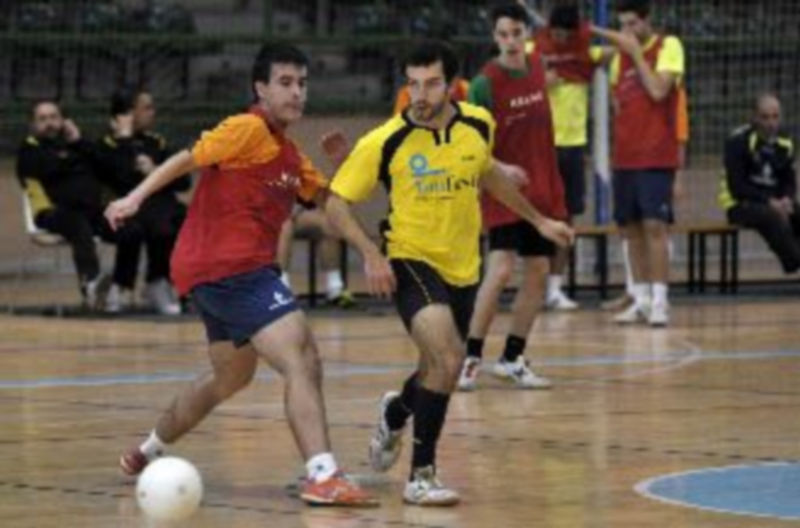 Imagen del amistoso que en la tarde de ayer disputó el Caja Segovia ante un combinado de Valencia. / Juan Martín
