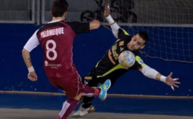 David intenta pasar el balón por debajo de las piernas de su oponente. / LNFS