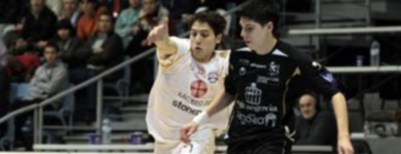 Matías intenta superar la presión de un contrario durante un momento del partido disputado en la noche de ayer. /LNFS