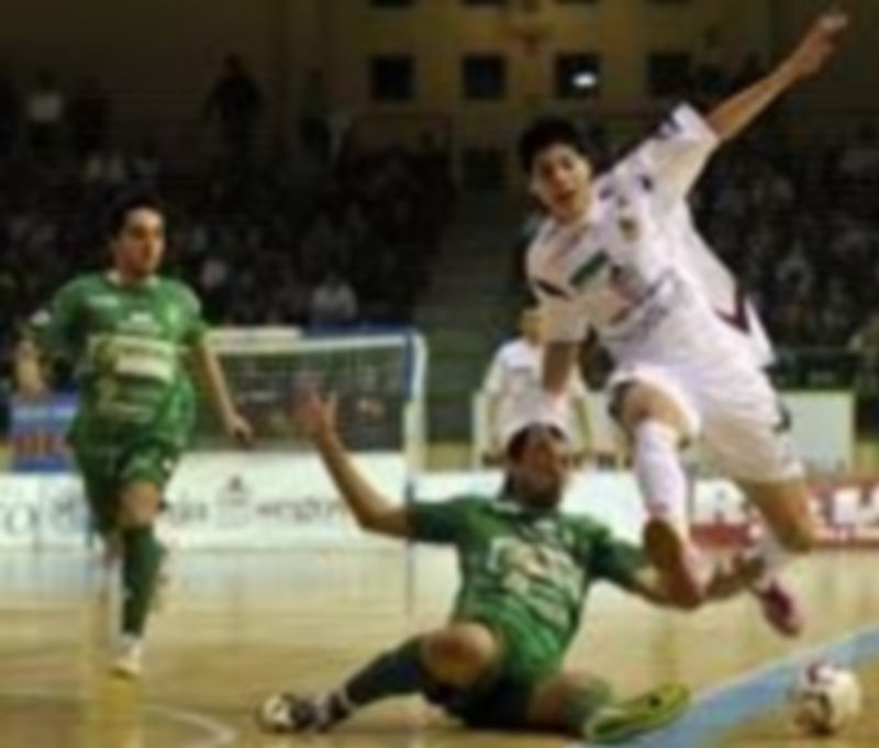 Araça consigue despejar el balón antes de que Matías logre progresar en la acción por la banda izquierda del ataque del Caja. / Juan Martín