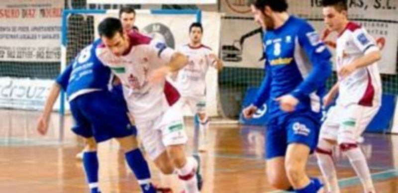 Fabián se deja el balón atrás ante la presión de un jugador del Azkar Lugo durante el encuentro jugado ayer./ El Adelantado