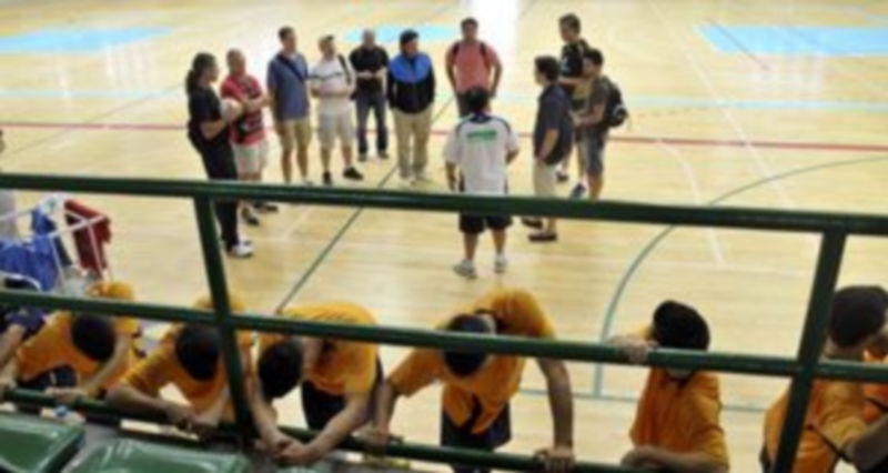 Los siete técnicos estadounidenses escuchan atentos a los entrenadores del Caja Segovia en presencia del capitán David. / Juan Martín