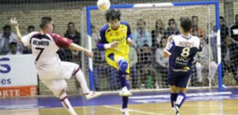 Antoñito trata de anticiparse al despeje de Molina