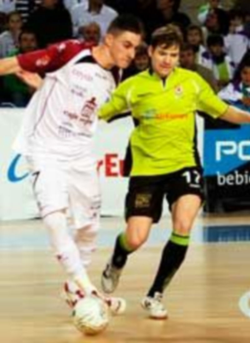 Antoñito busca zafarse del marcaje de Vega en un momento del encuentro. / golsala.com