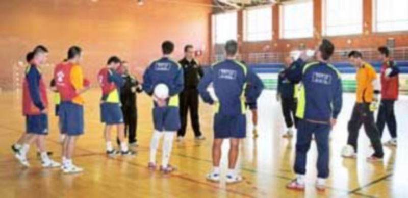 Instante del entrenamiento realizado ayer por la mañana por el Caja Segovia en el pabellón Municipal de El Espinar. / El Adelantado