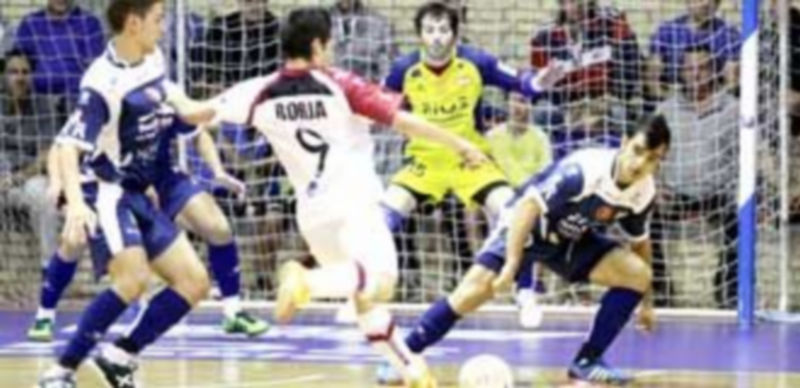 Borja intenta el lanzamiento sobre la portería defendida por Molina en la imagen correspondiente al encuentro de ida jugado en Tudela. / Liga Nacional de Fútbol Sala