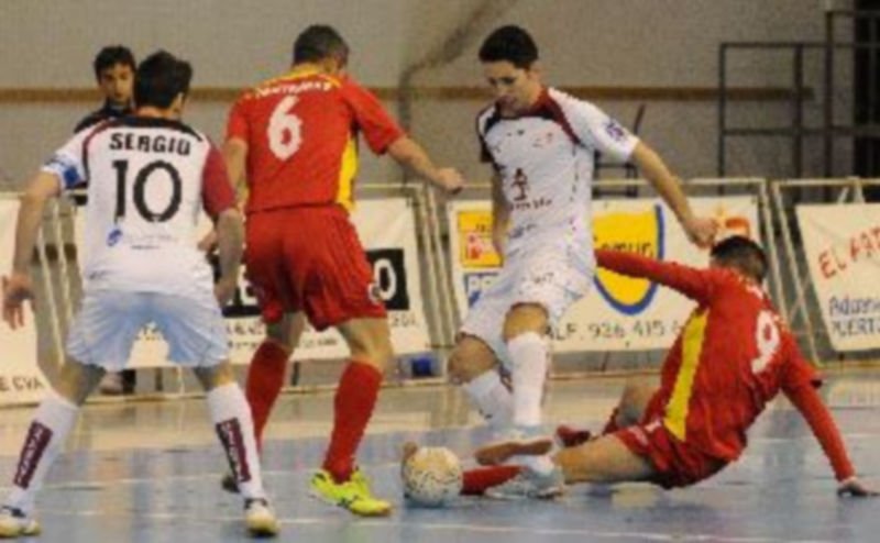 Murga recibe la entrada de un contrario en un momento del partido disputado ayer. / LNFS