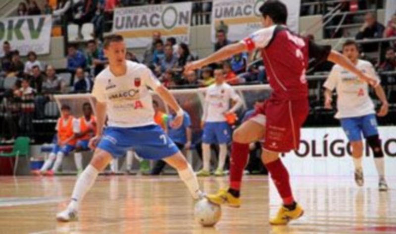 El cajista David encara al zaragozano Víctor Tejel en una jugada del encuentro de ayer. / LNFS