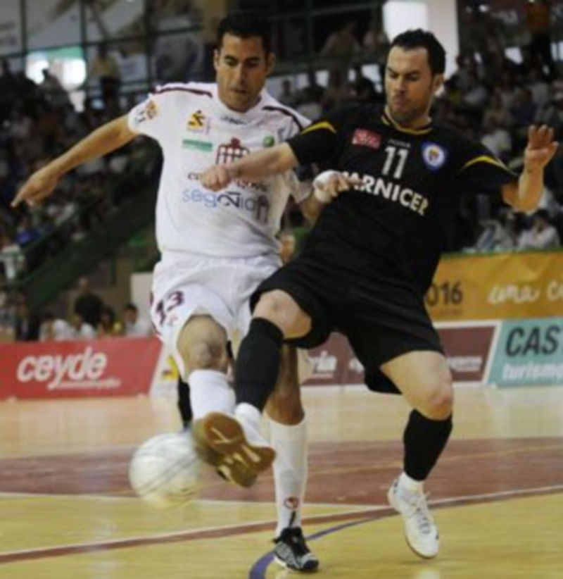 Andreu trata de controlar el balón