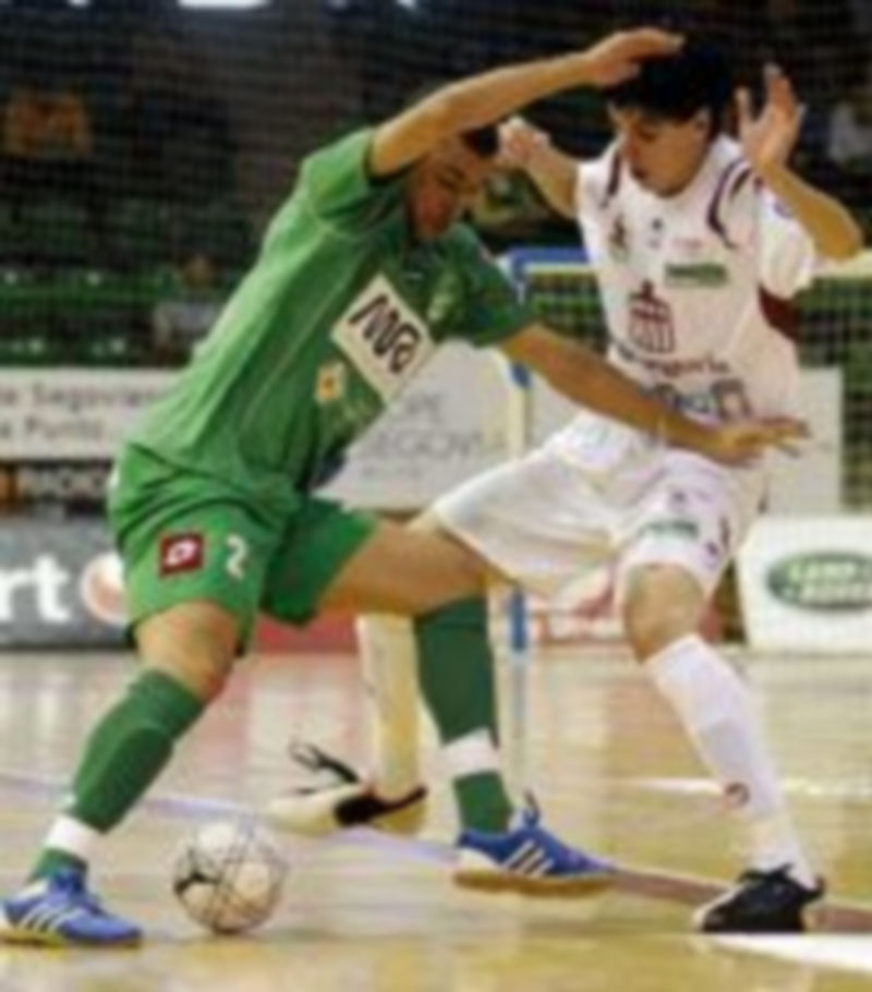 Matías trata de no cometer falta sobre Araçá en un momento de la segunda parte del partido. /JUAN MARTÍN