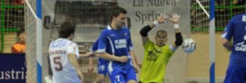 Daniel ejecuta un lanzamiento sobre la portería de Rafa en una acción de ataque del Caja Segovia durante la segunda parte del encuentro. / Kamarero