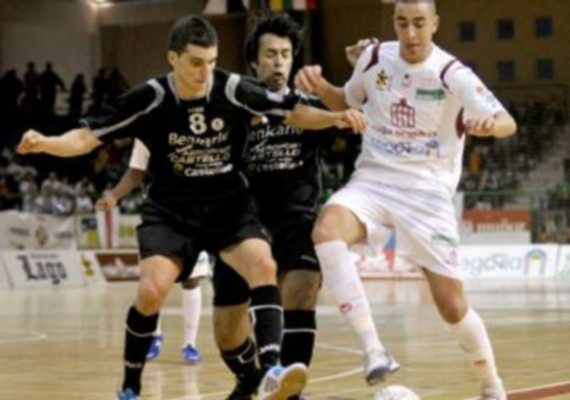 Alvarito trata de superar a dos contrarios en el encuentro disputado en el pabellón Pedro Delgado. / Juan Martín