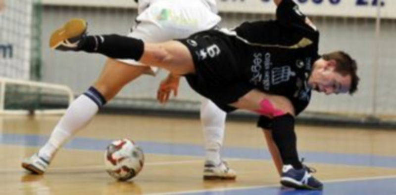 Lin cae en la lucha con un jugador del Carnicer Torrejón en un lance del encuentro disputado ayer en el pabellón Jorge Garbajosa. / Juan Martín