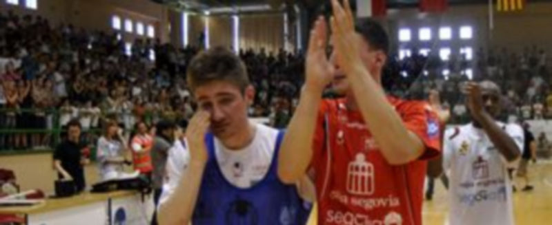 Geison y Alberto no pueden controlar sus lágrimas mientras agradecen a los aficionados su apoyo incondicional durante el encuentro disputado en el Pedro Delgado. / Juan Martín