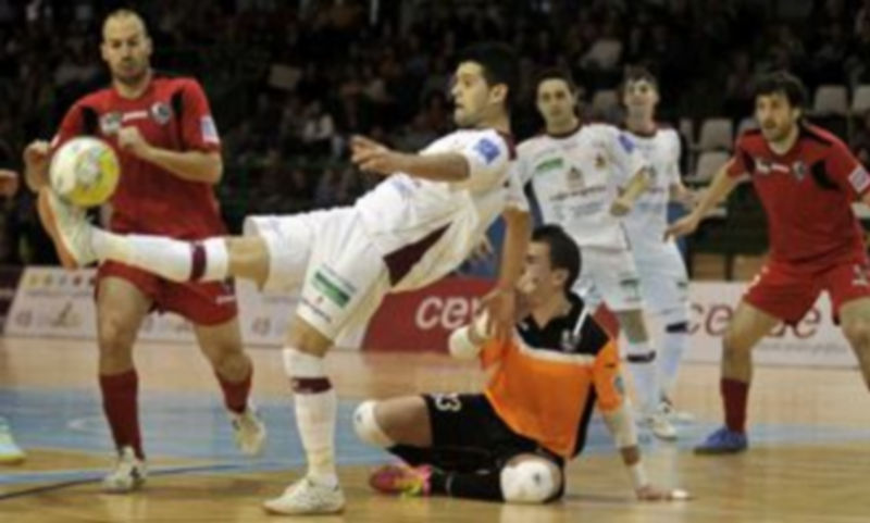 David trata de superar por alto al portero del Puertollano en una acción ofensiva del Caja Segovia en la primera parte. / Juan Martín.