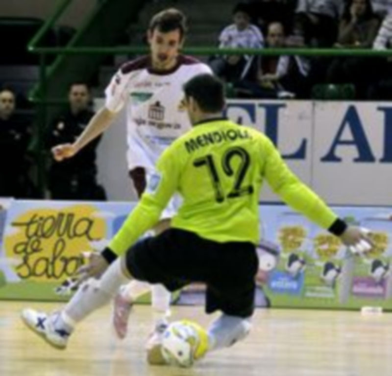 De esta manera consiguió Borja Blanco superar a Mendiola para convertir el 2-0 para el Caja Segovia frente al Carnicer Torrejón. / Juan Martín.