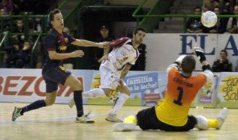 David intenta superar a Cristian por alto ante la presión de Lin en un momento del encuentro disputado ayer en el pabellón Pedro Delgado. / Juan Martín