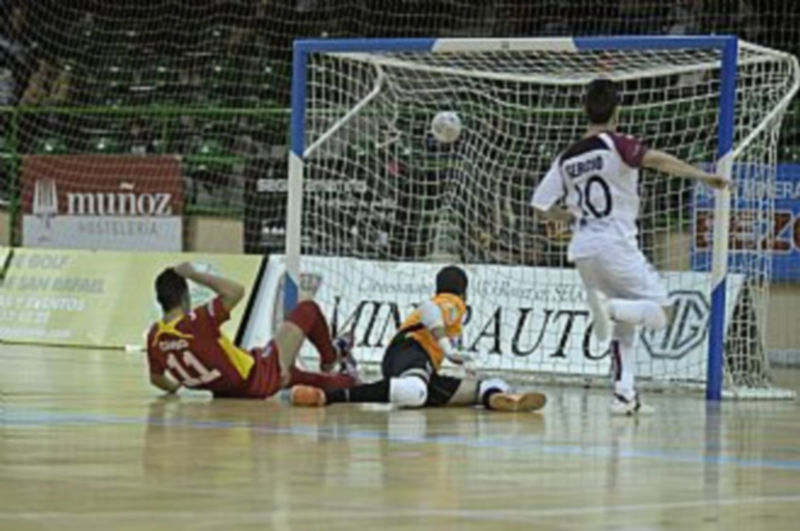 De esta forma consiguió Sergio el gol que significaba el 2-0 para el Caja Segovia a cuatro minutos para el final de la primera parte del encuentro. / Juan Martín