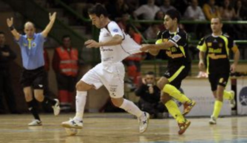 El jugador del Marfil Santa Coloma agarra a José Carlos tratando de impedir que el pívot del Caja Segovia encare la portería del conjunto catalán en una acción por la que vio tarjeta amarilla. / J. M.