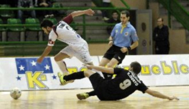 David supera la entrada de Edu Duato en un momento de la segunda parte del encuentro