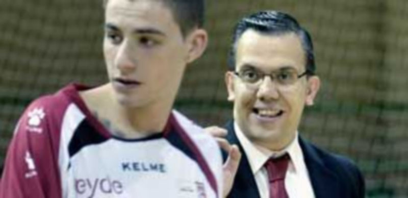 David Madrid da instrucciones a Antoñito durante un partido en el Pedro Delgado / Juan Martín