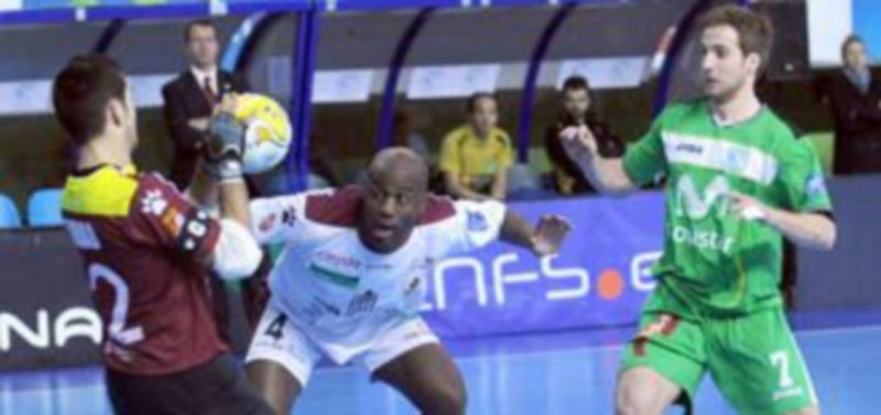 Cidao se hace con la pelota ante la mirada de Tobe y la presencia de Pola