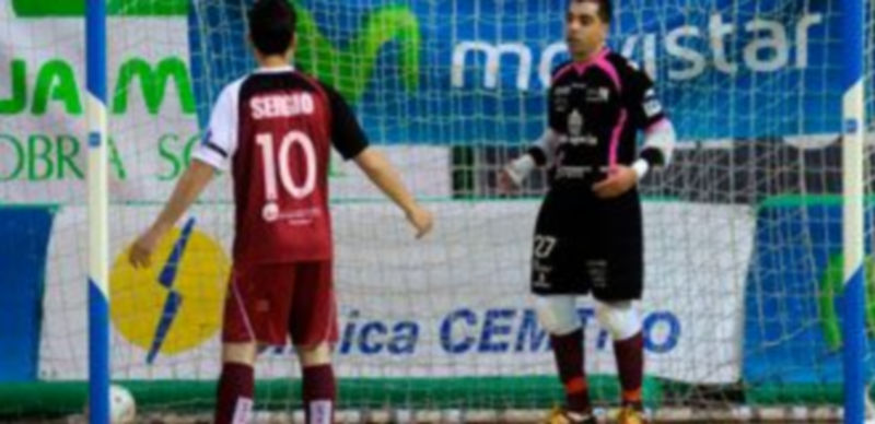 Sergio González y Jesús Herrero se dan explicaciones tras encajar uno de los goles en la cancha del Inter Movistar. / Enrique Serrano