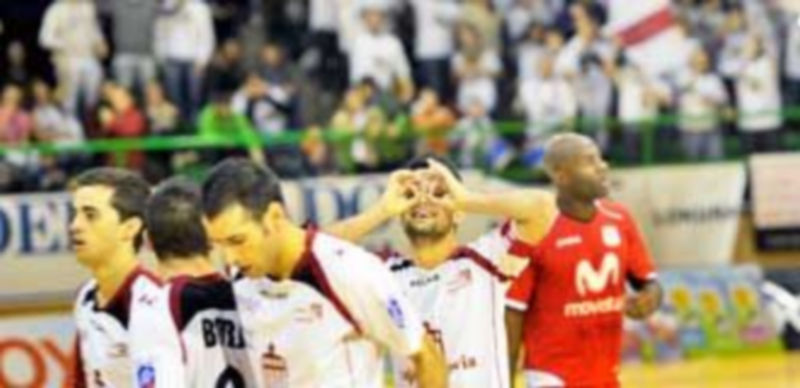 De esta forma celebró David el primer gol del Caja Segovia frente al Inter Movistar en un abarrotado Pedro Delgado. / Kamarero