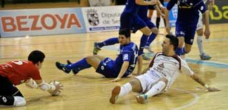 Palomeque se lamenta de una ocasión fallada en un momento del encuentro ante el Azkar. / Kamarero
