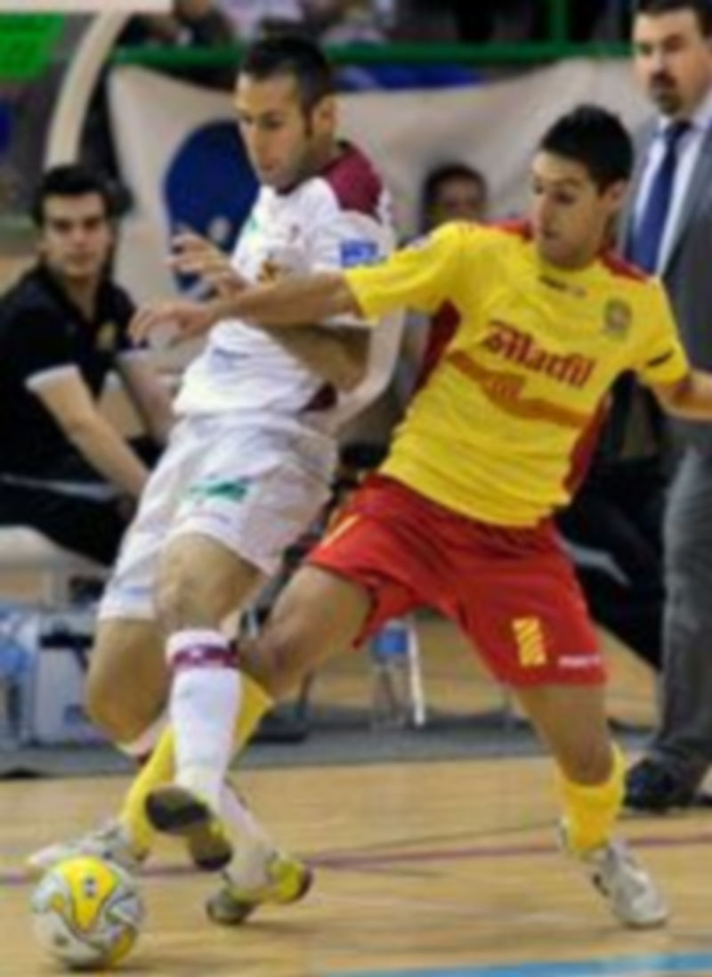 Fabián lucha por un balón con un jugador del Marfil. / Kamarero