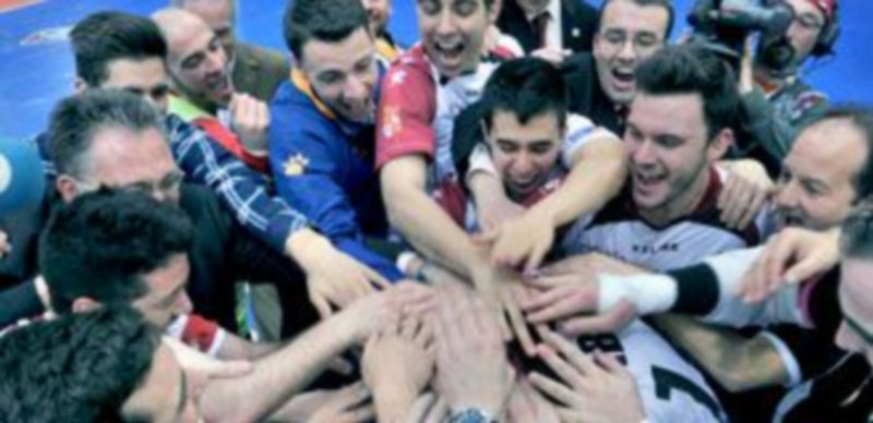 Los jugadores del Caja Segovia hacen piña en torno a Fabián al terminar el partido que el equipo logró ganar al Triman Navarra con un gol del cierre madrileño. / Kamarero