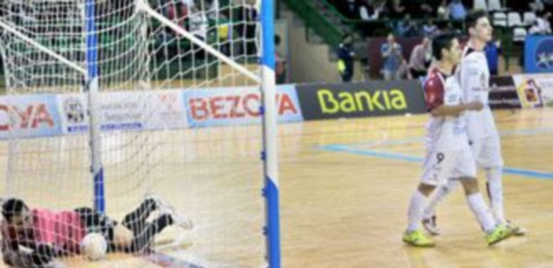 Borja y Antoñito celebran la consecución del tercer gol marcado por el Caja Segovia