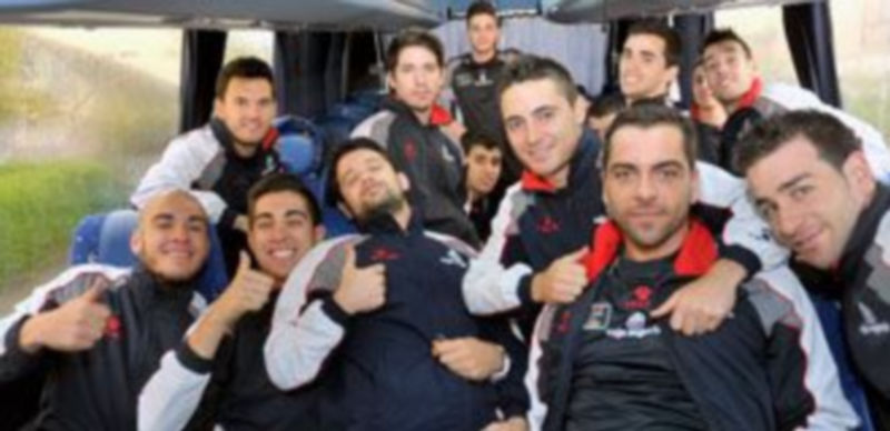 La plantilla del Caja Segovia posa en el autobús que les llevó ayer a Zaragoza