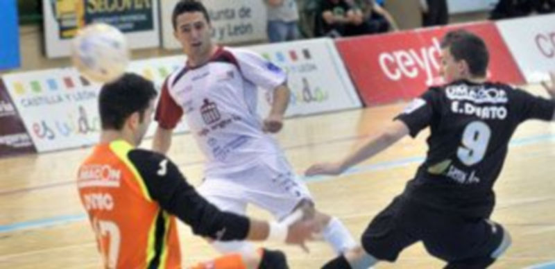 De esta manera consiguió Borja el tercer gol del Caja Segovia que sentenciaba la victoria del conjunto segoviano ante el Umacón Zaragoza. / Kamarero