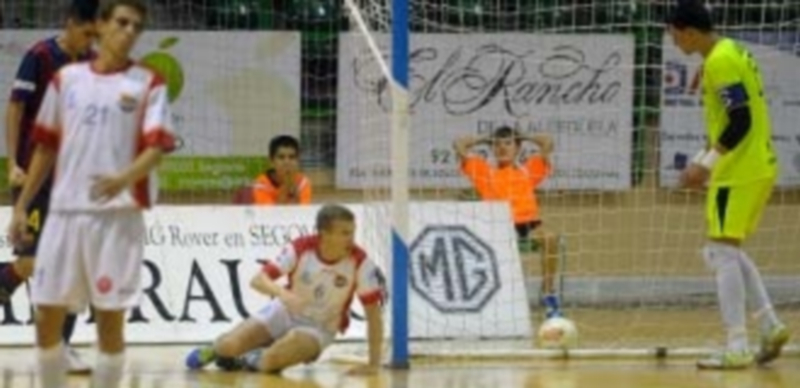 Dani Mejías se lamenta y trata de incorporarse tras haberse marcado en su portería el gol que supuso el 2-3 a favor del FC Barcelona B. / Kamarero