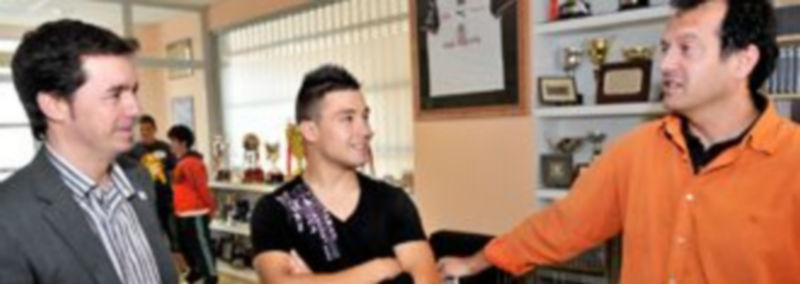 Luis Sanz y Jesús Velasco flanquean al nuevo jugador del Caja Segovia