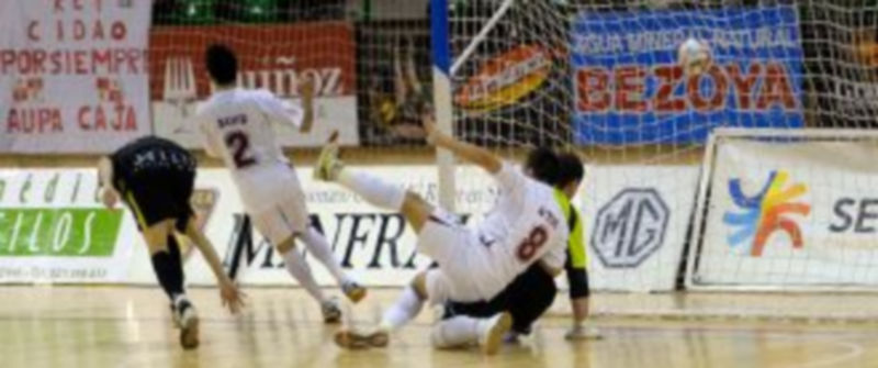 De esta manera consiguió Aitor el gol que suponía el 3-2 y que le abrió las puertas de la victoria al Caja Segovia. / Kamarero