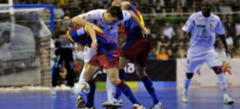 Sergio Lozano trata de pasar entre Lin e Igor en un momento del encuentro de Copa jugado en el Pedro Delgado. / Kamarero