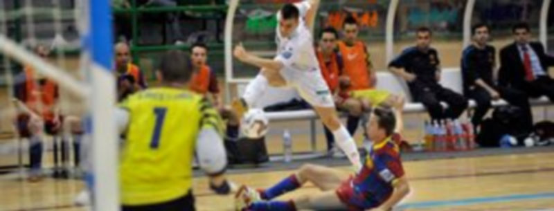 Sergio Lozano se saca un gran disparo a pesar de la fuerte oposición de Lin en un momento de la primera parte. / Kamarero