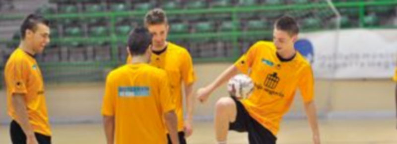 Varios jugadores del Caja Segovia bromean con el balón durante uno de los descansos que realizó el equipo durante el entrenamiento de ayer. / Kamarero